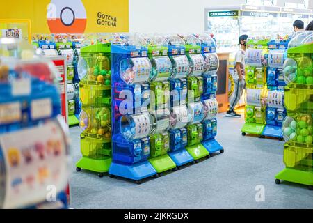 Bangkok, Thailand - 11. Februar 2022, im Centra gibt es hellgrüne und blaue Gashapon-Automaten, eine Vielzahl von Verkaufsautomaten, die Kapselspielzeug ausgeben Stockfoto