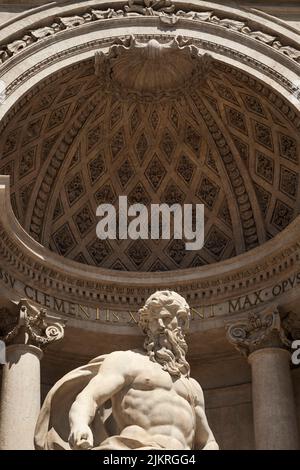 Büste des Ozeanus, des titangottes des Flusses, vor dem Triumphbogen im Trevi-Brunnen in Rom, Italien Stockfoto