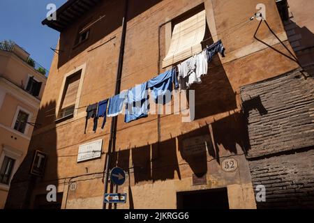 Kleiderreihe, die an einem Seil im römischen Trastevere, Italien, hängt Stockfoto