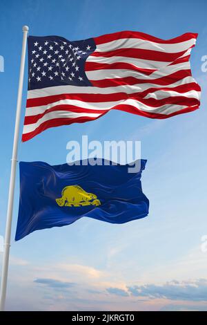 Große offizielle Flagge der USA mit kleinerer Flagge des Staates Oregon, USA bei bewölktem Himmel. Vereinigte Staaten von Amerika patriotisches Konzept. Copy space for Stockfoto