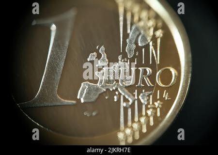 Eine Euro-Münze auf dunklem Hintergrund, mit dynamischer Schärfentiefe. Stockfoto