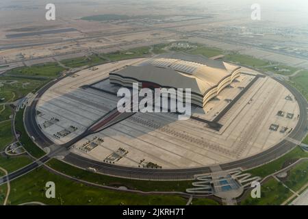 Luftaufnahme des Al Bayt-Stadions, einer der acht Austragungsorte der bevorstehenden FIFA Fußball-Weltmeisterschaft Katar 2022 Al Khor, Katar, Stockfoto