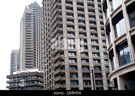 LONDON, ENGLAND -JULI 2022: Barbican Centre, Shakespeare Tower, City of London, England, Vereinigtes Königreich, Brutalist Architektur, Design, urban living Stockfoto