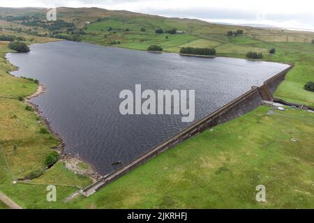 Wet Sleddale, Cumbria, England, August 3. 2022. - Der nasse Sleddale-Stausee im Nordwesten von Cumbria ist nach mehreren Tagen starken Regens voller Wasser. Die einzige „Nivellierung“, die der Norden in letzter Zeit erlebt hat, ist mit Wasser, ein krasser Kontrast zum Süden Englands, der mit Dürrebedingungen und Rohrleitungsverbote getroffen wurde. Bild von: Michael Scott / Alamy Live News Stockfoto