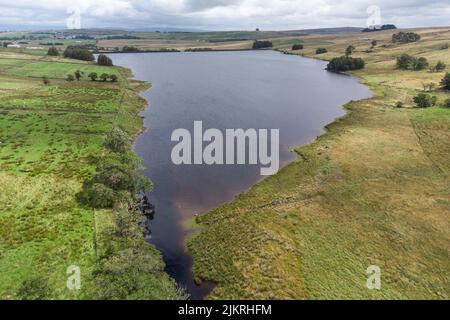 Wet Sleddale, Cumbria, England, August 3. 2022. - Der nasse Sleddale-Stausee im Nordwesten von Cumbria ist nach mehreren Tagen starken Regens voller Wasser. Die einzige „Nivellierung“, die der Norden in letzter Zeit erlebt hat, ist mit Wasser, ein krasser Kontrast zum Süden Englands, der mit Dürrebedingungen und Rohrleitungsverbote getroffen wurde. Bild von: Michael Scott / Alamy Live News Stockfoto