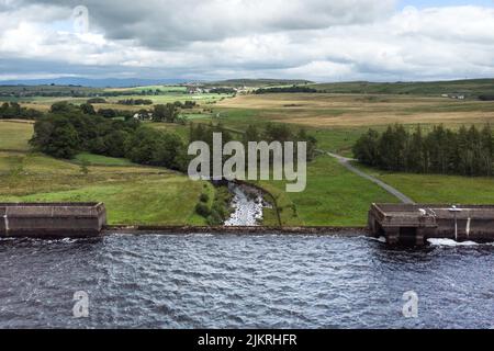 Wet Sleddale, Cumbria, England, August 3. 2022. - Der nasse Sleddale-Stausee im Nordwesten von Cumbria ist nach mehreren Tagen starken Regens voller Wasser. Die einzige „Nivellierung“, die der Norden in letzter Zeit erlebt hat, ist mit Wasser, ein krasser Kontrast zum Süden Englands, der mit Dürrebedingungen und Rohrleitungsverbote getroffen wurde. Bild von: Michael Scott / Alamy Live News Stockfoto