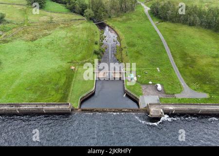 Wet Sleddale, Cumbria, England, August 3. 2022. - Der nasse Sleddale-Stausee im Nordwesten von Cumbria ist nach mehreren Tagen starken Regens voller Wasser. Die einzige „Nivellierung“, die der Norden in letzter Zeit erlebt hat, ist mit Wasser, ein krasser Kontrast zum Süden Englands, der mit Dürrebedingungen und Rohrleitungsverbote getroffen wurde. Bild von: Michael Scott / Alamy Live News Stockfoto