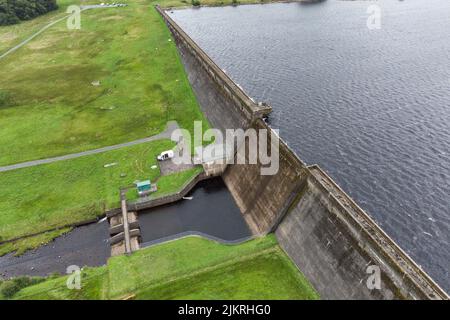 Wet Sleddale, Cumbria, England, August 3. 2022. - Der nasse Sleddale-Stausee im Nordwesten von Cumbria ist nach mehreren Tagen starken Regens voller Wasser. Die einzige „Nivellierung“, die der Norden in letzter Zeit erlebt hat, ist mit Wasser, ein krasser Kontrast zum Süden Englands, der mit Dürrebedingungen und Rohrleitungsverbote getroffen wurde. Bild von: Michael Scott / Alamy Live News Stockfoto