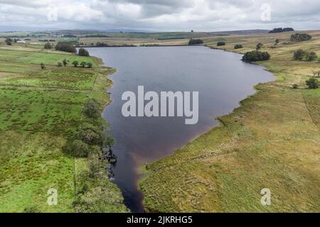 Wet Sleddale, Cumbria, England, August 3. 2022. - Der nasse Sleddale-Stausee im Nordwesten von Cumbria ist nach mehreren Tagen starken Regens voller Wasser. Die einzige „Nivellierung“, die der Norden in letzter Zeit erlebt hat, ist mit Wasser, ein krasser Kontrast zum Süden Englands, der mit Dürrebedingungen und Rohrleitungsverbote getroffen wurde. Bild von: Michael Scott / Alamy Live News Stockfoto