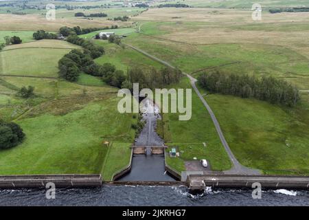 Wet Sleddale, Cumbria, England, August 3. 2022. - Der nasse Sleddale-Stausee im Nordwesten von Cumbria ist nach mehreren Tagen starken Regens voller Wasser. Die einzige „Nivellierung“, die der Norden in letzter Zeit erlebt hat, ist mit Wasser, ein krasser Kontrast zum Süden Englands, der mit Dürrebedingungen und Rohrleitungsverbote getroffen wurde. Bild von: Michael Scott / Alamy Live News Stockfoto