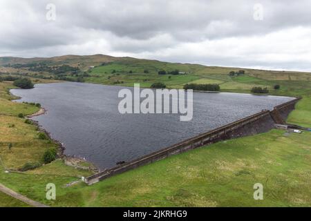 Wet Sleddale, Cumbria, England, August 3. 2022. - Der nasse Sleddale-Stausee im Nordwesten von Cumbria ist nach mehreren Tagen starken Regens voller Wasser. Die einzige „Nivellierung“, die der Norden in letzter Zeit erlebt hat, ist mit Wasser, ein krasser Kontrast zum Süden Englands, der mit Dürrebedingungen und Rohrleitungsverbote getroffen wurde. Bild von: Michael Scott / Alamy Live News Stockfoto