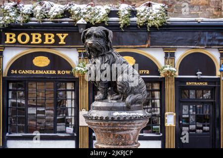 Statue von Greyfriars Bobby vor dem Greyfriars Bobby Public House im Schnee, Candlemaker Row, Edinburgh, Schottland Stockfoto