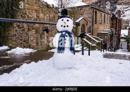 Schneemann auf dem Vennel in der Altstadt von Edinburgh, Schottland, Großbritannien Stockfoto