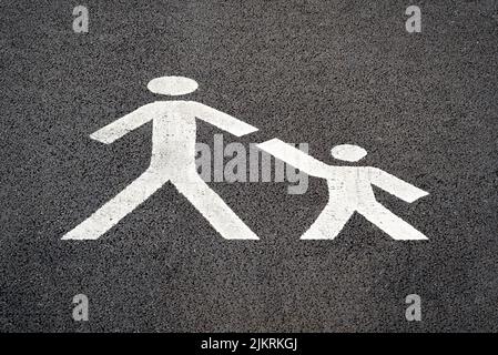 Eltern Kind Fußgänger Straße Schild weiß Farbe auf Asphalt. Stockfoto