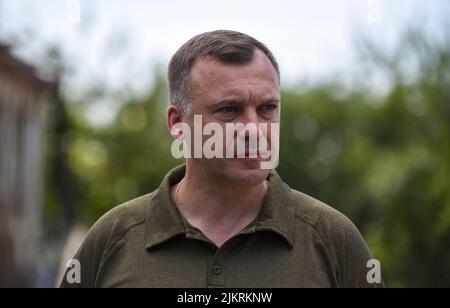 MAKARIV, UKRAINE - 1. AUGUST 2022 - Makariv Dorfvorsteher Vadym Tokar wird während eines Pressetreffens vor dem Start des NESTPROJEKTS der H abgebildet Stockfoto