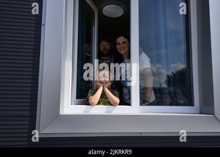 MAKARIV, UKRAINE - 1. AUGUST 2022 - die Familie Kyrylenko ist Eigentümer des ersten modularen Hauses, das im Rahmen des NEST-Projekts mit Spenden von Ame gebaut wurde Stockfoto