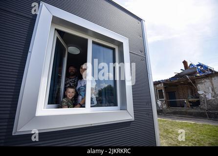 MAKARIV, UKRAINE - 1. AUGUST 2022 - die Familie Kyrylenko ist Eigentümer des ersten modularen Hauses, das im Rahmen des NEST-Projekts mit Spenden von Ame gebaut wurde Stockfoto