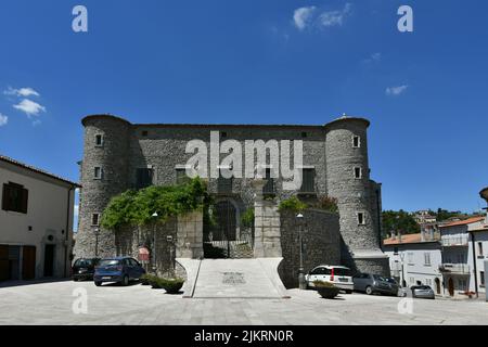 Blick auf die mittelalterliche Burg von Zungoli, eines der schönsten Dörfer Italiens. Stockfoto