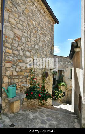 Eine kleine Straße zwischen den alten Häusern von Zungoli, einem der schönsten Dörfer Italiens. Stockfoto