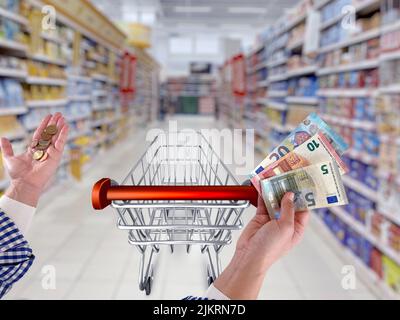 Stillleben von Warenkorb und Euro-Noten auf Supermarkt Hintergrund - Stock Foto Stockfoto