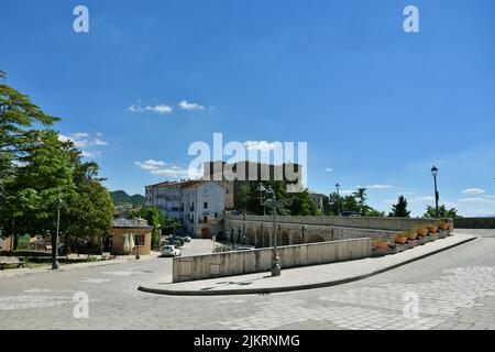 Blick auf die mittelalterliche Burg von Zungoli, eines der schönsten Dörfer Italiens. Stockfoto