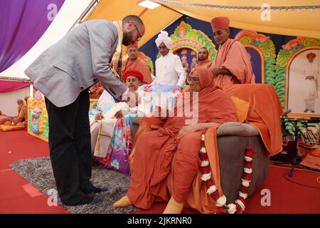 ANDREW Dickey, DIRECTOR of Precious Metals in der Royal Mint, präsentiert dem Vertreter des Shree Swaminarayan Mandir, Mahant Swami, während einer Zeremonie im kürzlich eröffneten Tempel in Oldham, Greater Manchester, eine Lakshmi-Bar und die neu veröffentlichte Ganesh-Bar. Bilddatum: Mittwoch, 3. August 2022. Stockfoto