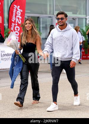 Die Gewinner der Love Island, Ekin-Su Culculoglu und Davide Sanclimenti, treffen am Flughafen Stansted in Essex ein. Bilddatum: Mittwoch, 3. August 2022. Stockfoto