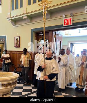 Prozession des Klerus zum Altar für die Messe bei der Muttergottes vom Mount Saint Carmel in Williamsburg, Brooklyn, New York. Stockfoto