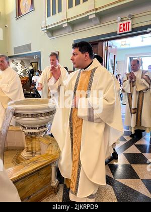 Prozession des Klerus zum Altar für die Messe bei der Muttergottes vom Mount Saint Carmel in Williamsburg, Brooklyn, New York. Stockfoto