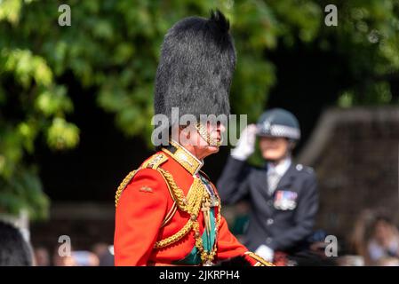 Prince Charles, Prince of Wales, Colonel der walisischen Garde bei Trooping the Colour 2022, Queen's Birthday Parade, The Mall, London Stockfoto