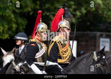 Blues und Royals der Household Cavalry reiten in Trooping the Color 2022, Platinum Jubilee, Queen's Birthday Parade, The Mall, London, VEREINIGTES KÖNIGREICH Stockfoto