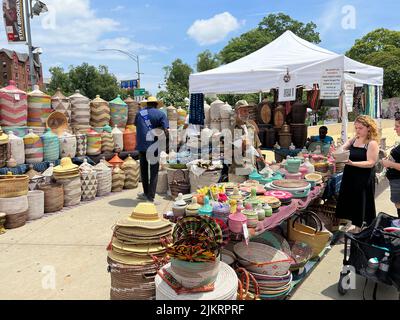 Wunderschön gefertigte Strohkörbe und Hüte können von einem Händler auf einer Kunsthandwerksmesse vor dem Brooklyn Museum am Eastern Parkway in Brooklyn, New York, verkauft werden. Stockfoto