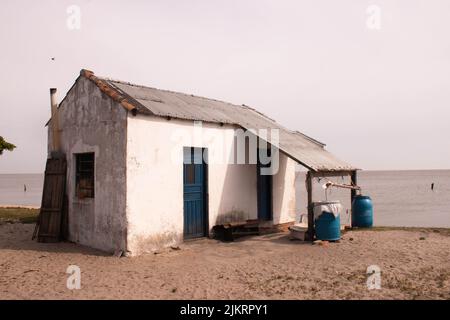 Einfaches weißes Haus am Meer Stockfoto