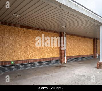 Die Fenster eines Supermarkts, der kürzlich geschlossen wurde, wurden aufgekleidet. Stockfoto