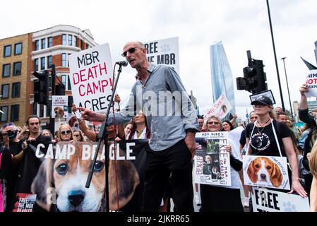 Mel Broughton spricht in London gegen die MBR-Beagle-Zucht zur Vivisektion 2021 Stockfoto
