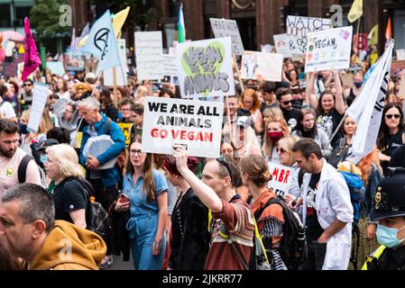 National Animal Rights March London 2021 mit Plakat sind wir alle Tiere, gehen vegan Stockfoto