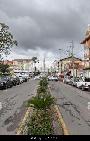 Canela, RS, Brasilien - 19. Mai 2022: Innenstadt von Canela, Foto von der Osvaldo Aranha Avenue, Blick auf die Steinkathedrale im Hintergrund. Stockfoto