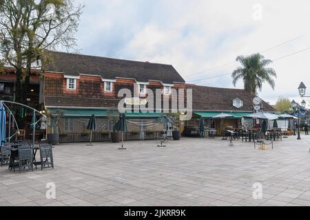 Canela, RS, Brasilien - 19. Mai 2022: Im Freien des Bahnhofs Campos de Canella, Touristenziel der Stadt mit Handel und Restaurants. Stockfoto