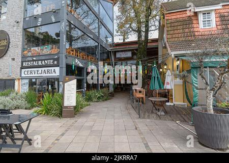 Canela, RS, Brasilien - 19. Mai 2022: Im Freien des Bahnhofs Campos de Canella, Touristenziel der Stadt mit Handel und Restaurants. Stockfoto