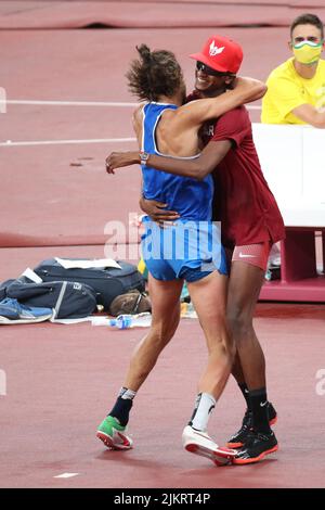 01.. August 2021 - Tokio, Japan: Mutaz Essa Barshim aus Katar und Gianmarco Tamberi aus Italien beschließen, sich die Goldmedaille beim Men's High-Jump zu teilen Stockfoto