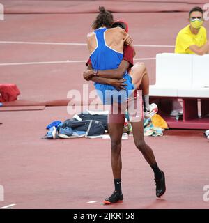 01.. August 2021 - Tokio, Japan: Mutaz Essa Barshim aus Katar und Gianmarco Tamberi aus Italien beschließen, sich die Goldmedaille beim Men's High-Jump zu teilen Stockfoto