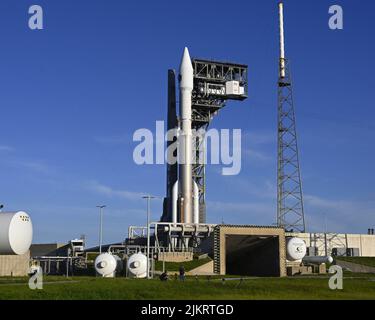 Cape Canaveral Space Force Station, Florida, USA. 3. August 2022. United Launch Alliance bereitet ihre ATLAS V-Rakete vor, um am Mittwoch, den 3. August 2022, den sechsten geosynchronen Weltraumsatelliten (SBIRS GEO 6) für die United States Space Force vom Complex 41 auf der Cape Canaveral Space Force Station, Florida, zu starten. Foto von Joe Marino/UPI Credit: UPI/Alamy Live News Stockfoto