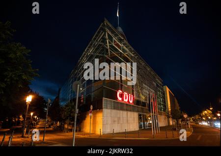 Berlin, Deutschland. 02. August 2022. Das CDU-Logo leuchtet im Konrad-Adenauer-Haus. Um Energie zu sparen, wurde die Beleuchtung des Hauses innen und außen reduziert. Quelle: Christophe Gateau/dpa/Alamy Live News Stockfoto