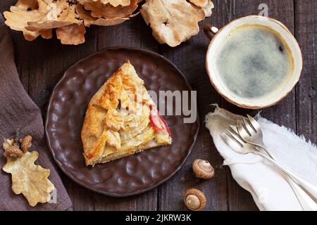 vollkorngallet mit Apfel und Birne, serviert mit Kaffee. Rustikaler Stil. Stockfoto