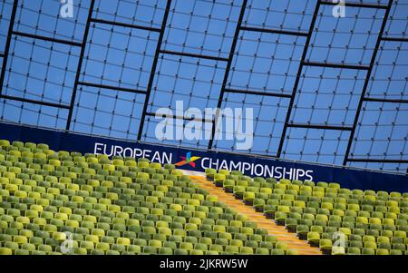 München, Deutschland. 03. August 2022. Das Logo und der Schriftzug „European Championships“ sind im Olympiastadion beim Bau der Sportanlagen für die Leichtathletik-Wettbewerbe zu sehen. Die Europameisterschaft München 2022 findet vom 11. Bis 21. August 2022 in München statt. Quelle: Sven Hoppe/dpa/Alamy Live News Stockfoto