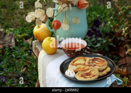 Pfannkuchen mit Vollkornbrot, serviert mit Tee im Garten. Rustikaler Stil. Stockfoto