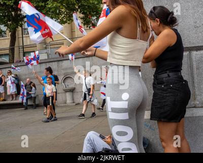 England-Fans zeigen ihre Unterstützung bei der England Women's Team-Veranstaltung am Trafalgar Square am 01. August 2022 in London. Stockfoto