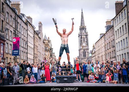 Der Zirkus-Straßenkünstler „Reidiculous“ tritt vor dem diesjährigen Edinburgh Festival Fringe, das offiziell am Freitag, dem 5. August 2022, beginnt, für die Zuschauer auf der Royal Mile in Edinburgh auf. Bilddatum: Mittwoch, 3. August 2022. Stockfoto