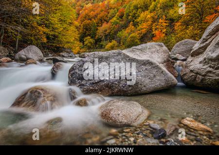 Italien Alta alpi Liguri Valle Tanaro Landschaft und Fluss Stockfoto