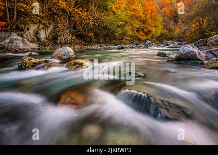 Italien Alta alpi Liguri Valle Tanaro Landschaft und Fluss Stockfoto